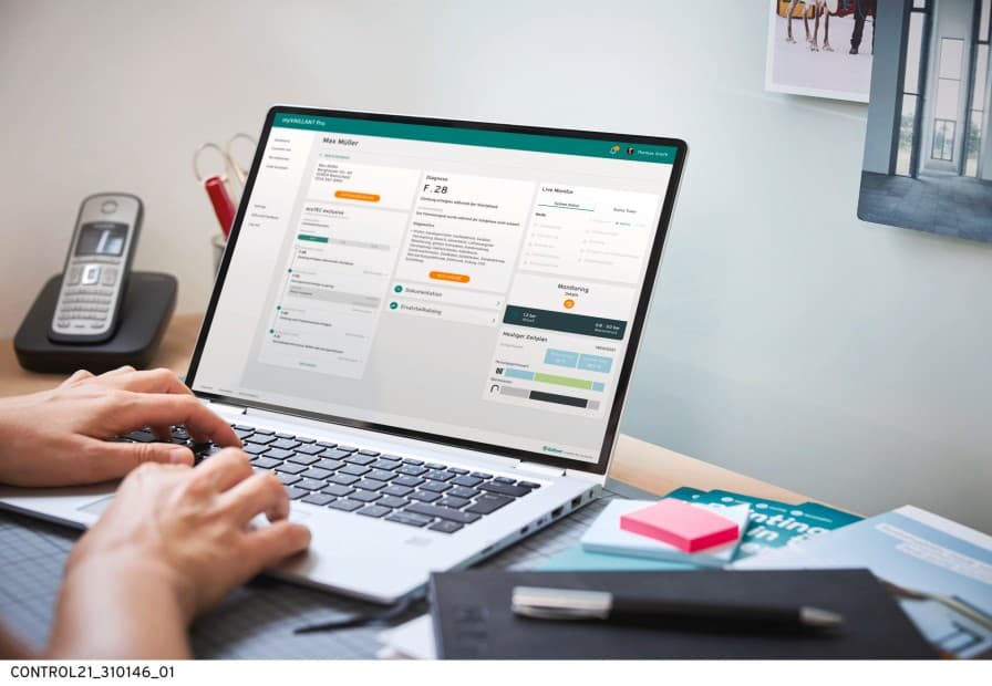 Een man typt op zijn laptop