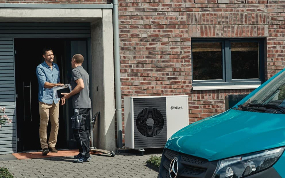 Installateur en klant schudden elkaar de hand