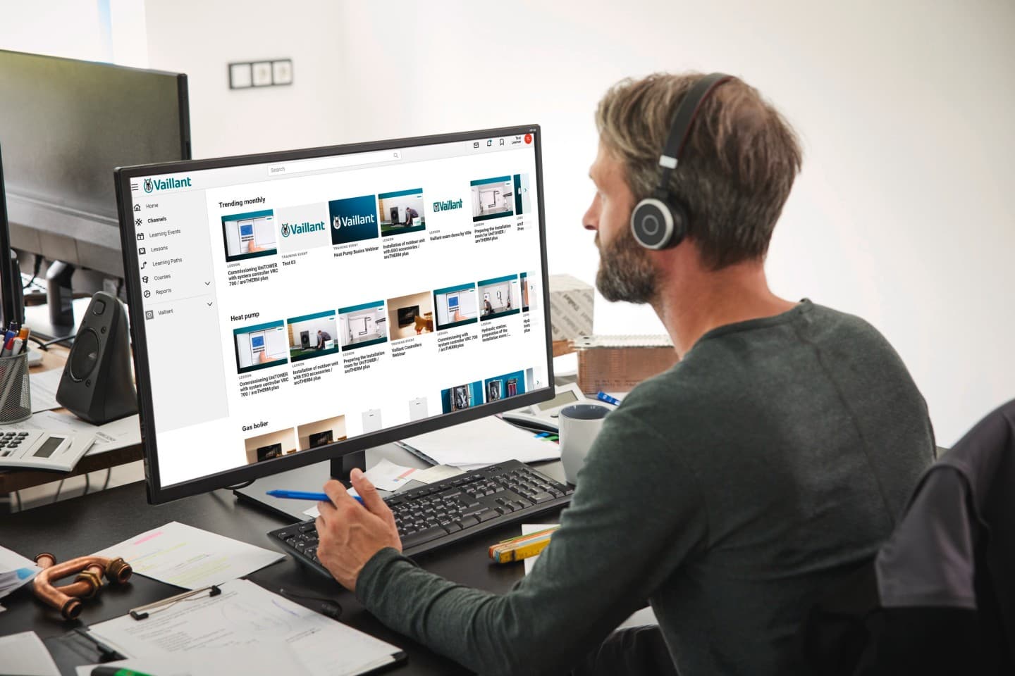 Man bekijkt video overzicht op pc